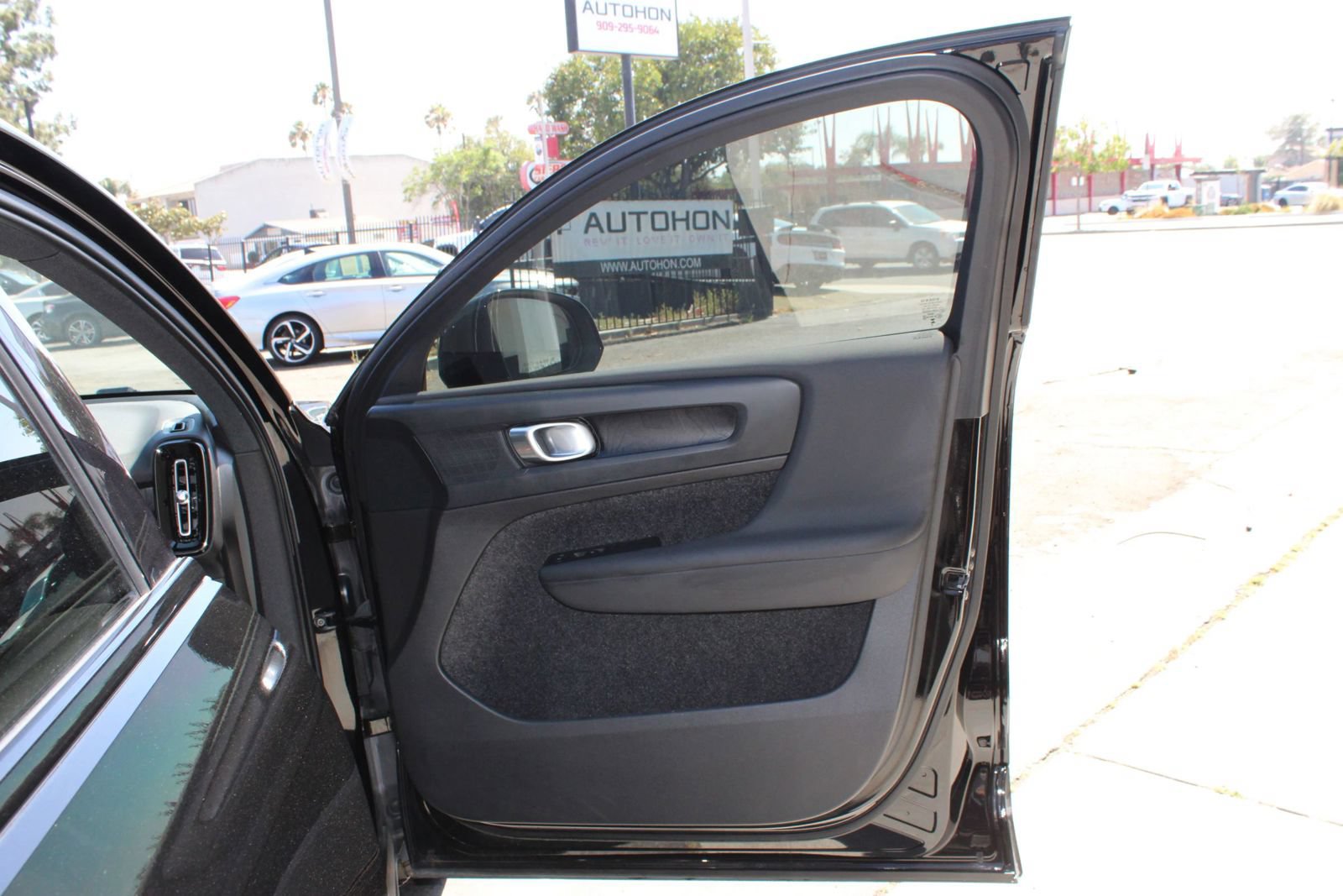Used 2023 Volvo C40 P8 Recharge Plus w/ Protection Package Premier AWD/4WD image 2