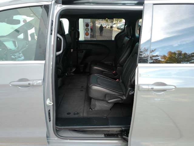 Used 2025 Chrysler Pacifica Select image 18