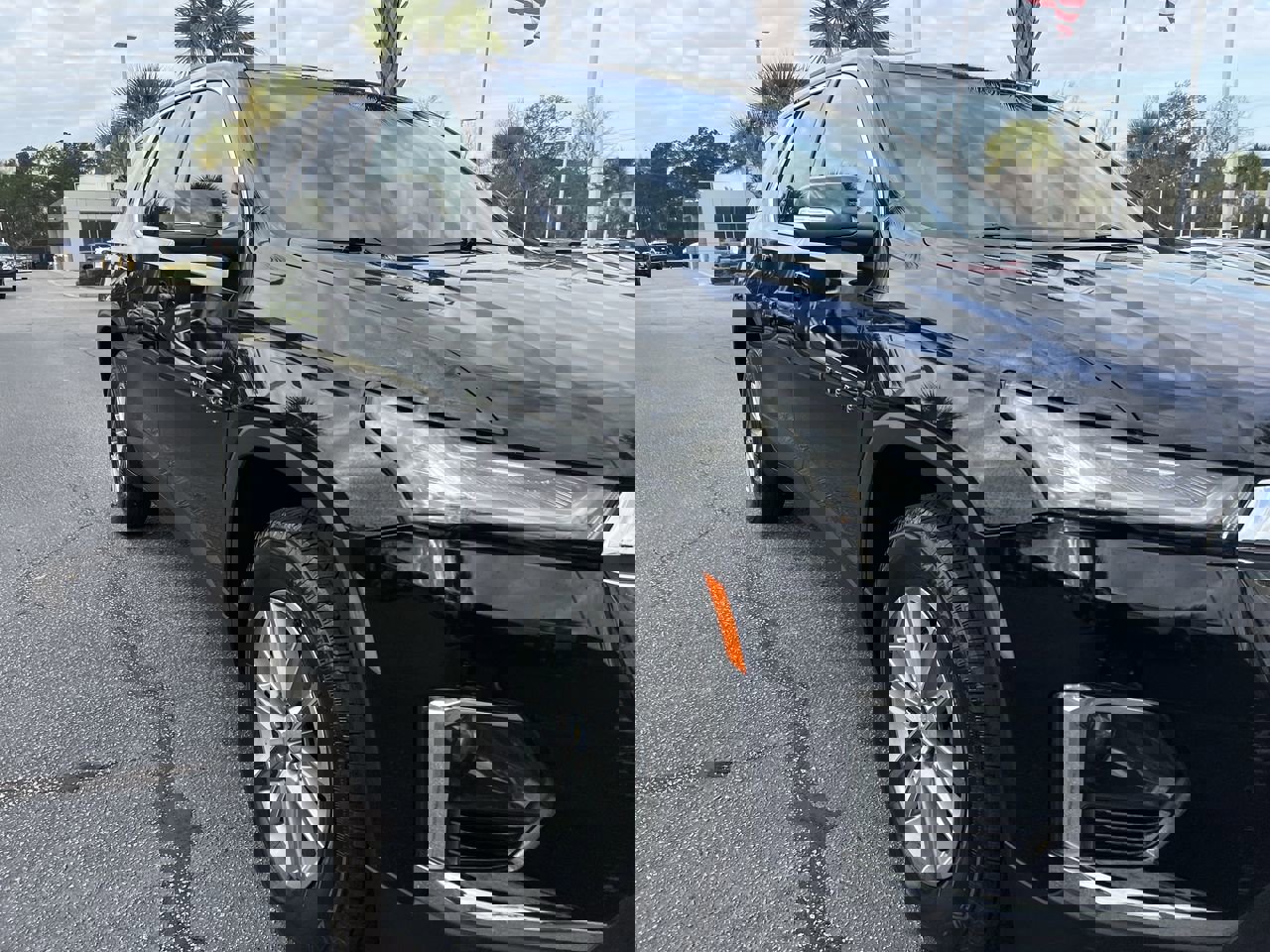 Used 2023 Chevrolet Traverse LT image 2