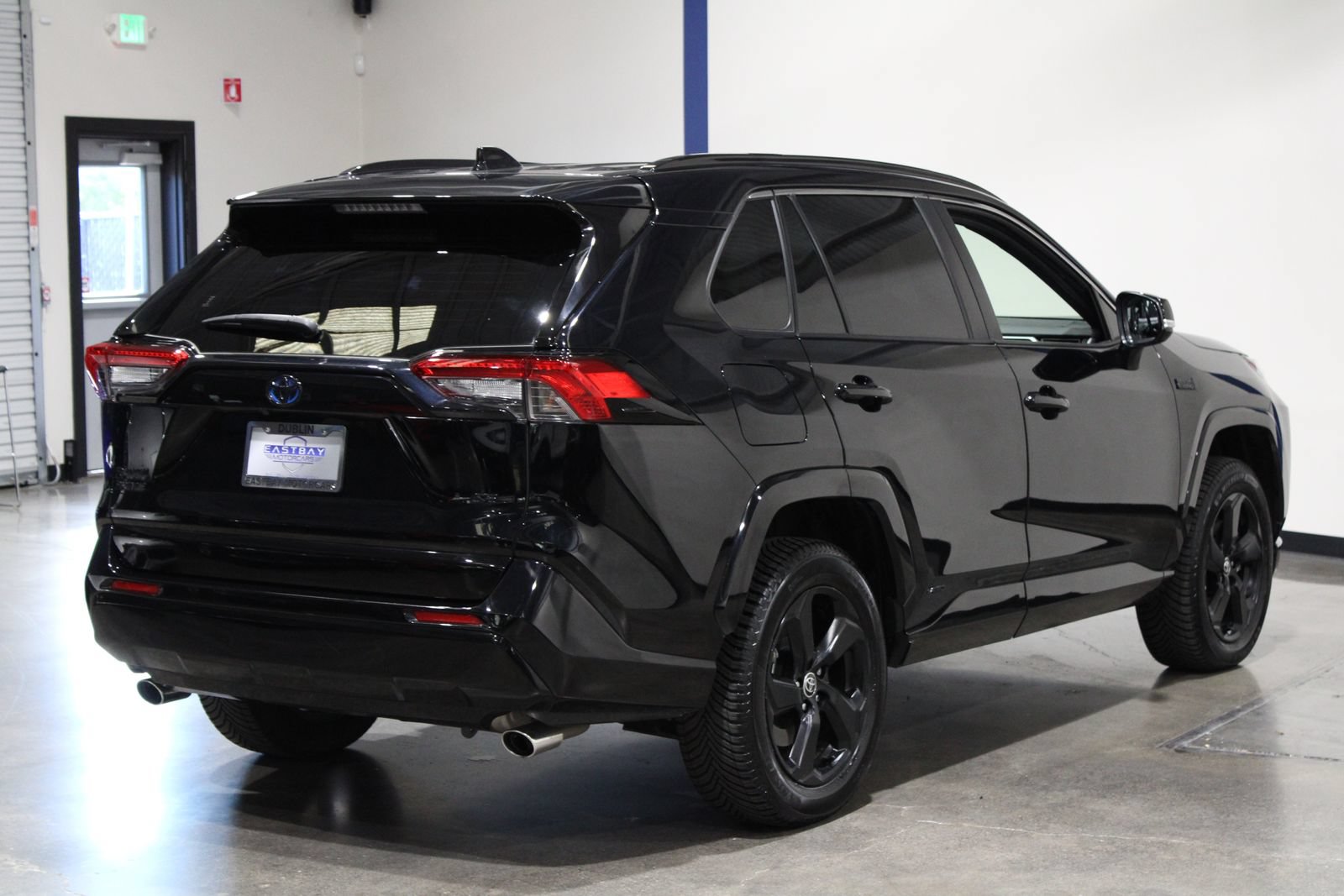 Used 2022 Toyota RAV4 SE w/ Weather & Moonroof Package AWD/4WD image 16