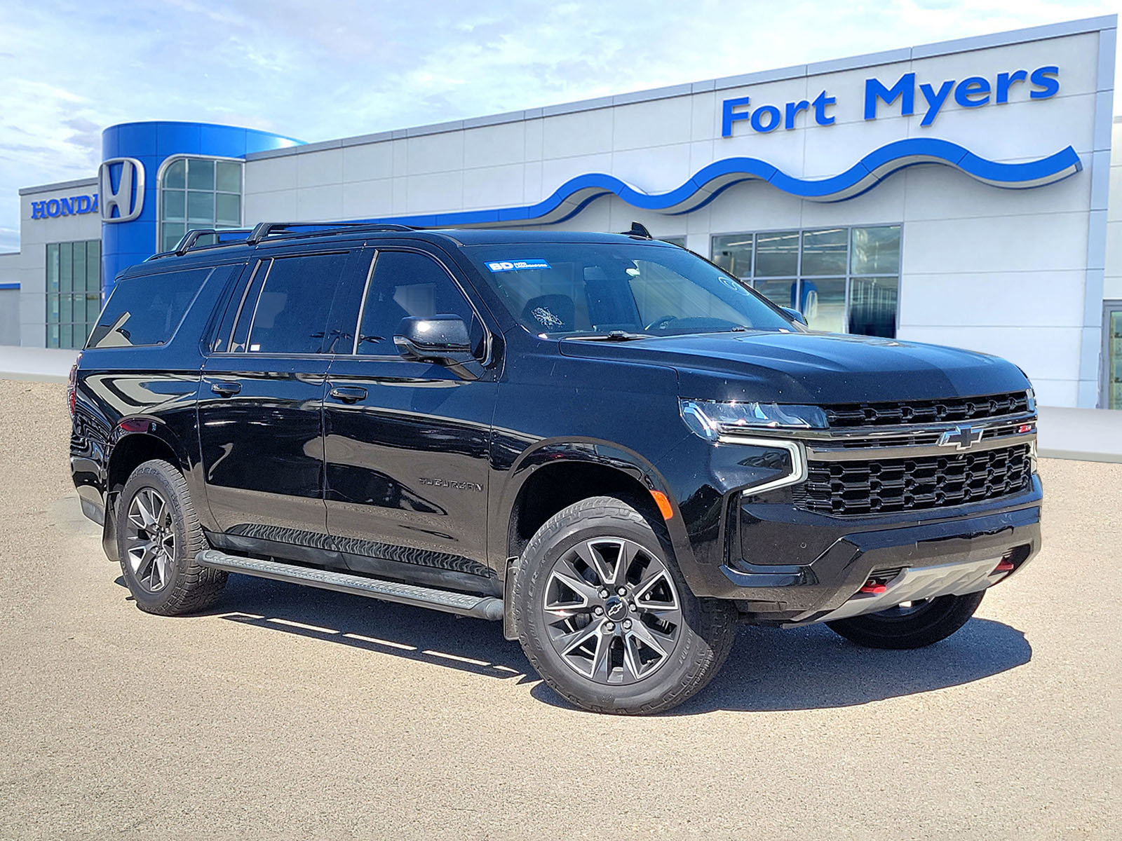 Used 2021 Chevrolet Suburban Z71 w/ Luxury Package image 1