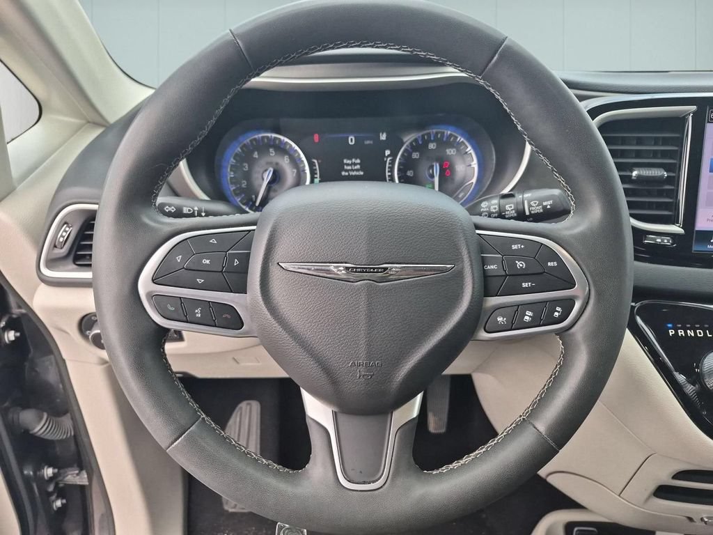 Used 2023 Chrysler Pacifica Touring-L FWD image 18