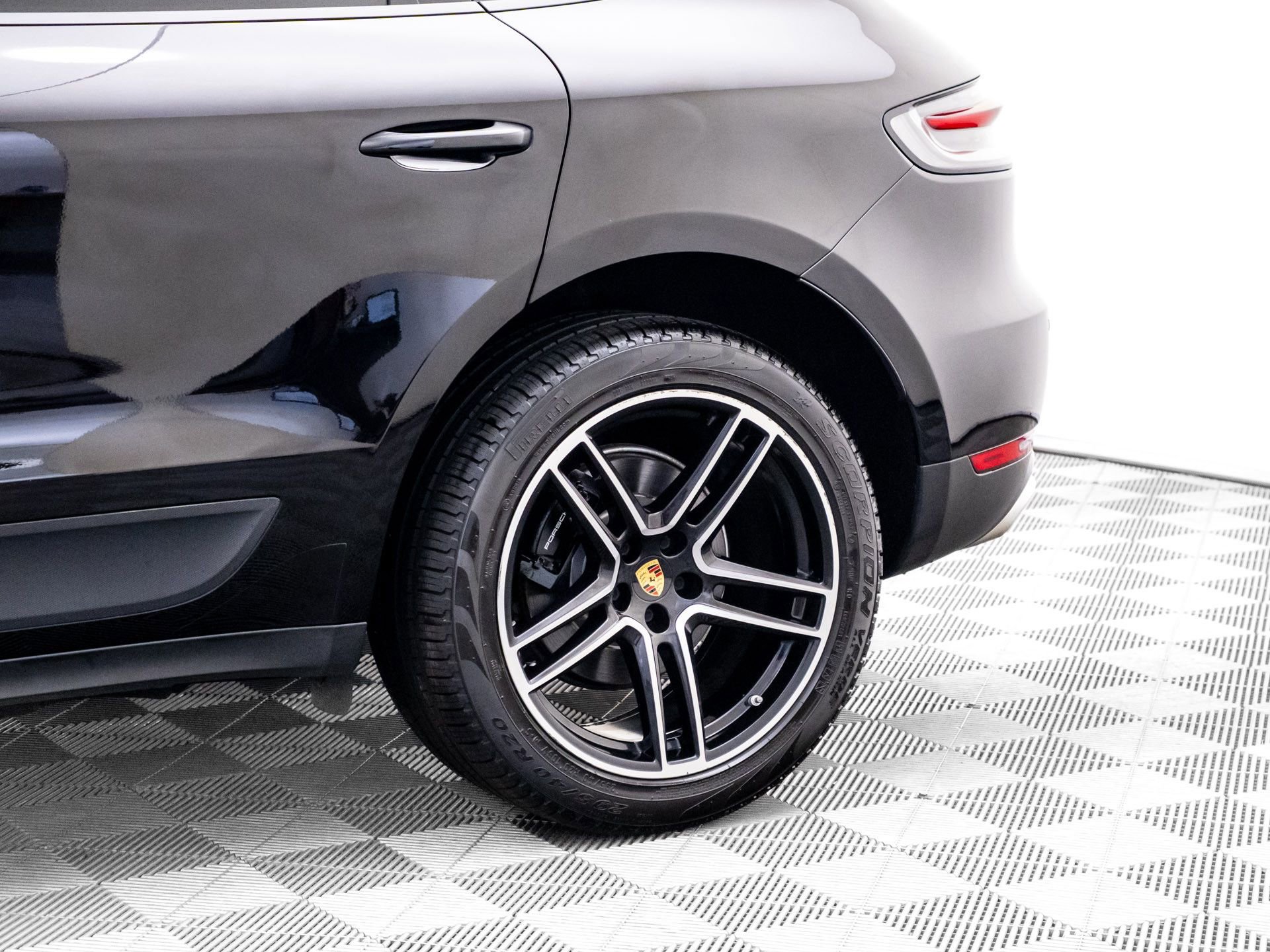 Used 2020 Porsche Macan AWD/4WD image 35