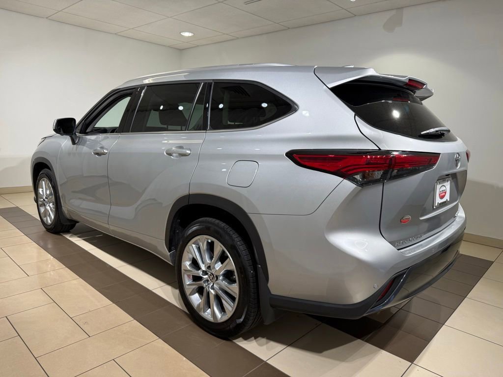 Used 2023 Toyota Highlander Limited AWD/4WD image 3
