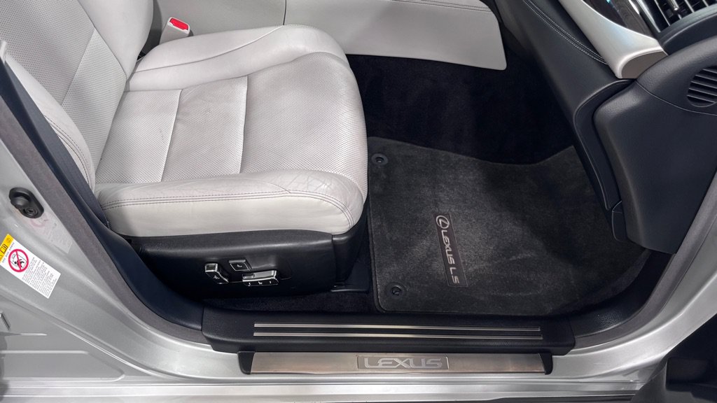Used 2017 Lexus LS 460 w/ Comfort Package RWD image 19