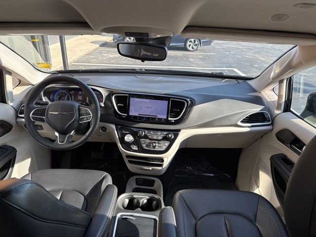 Used 2024 Chrysler Pacifica Touring-L image 24
