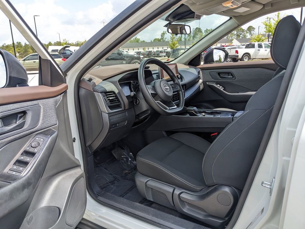 Used 2023 Nissan Rogue S image 33