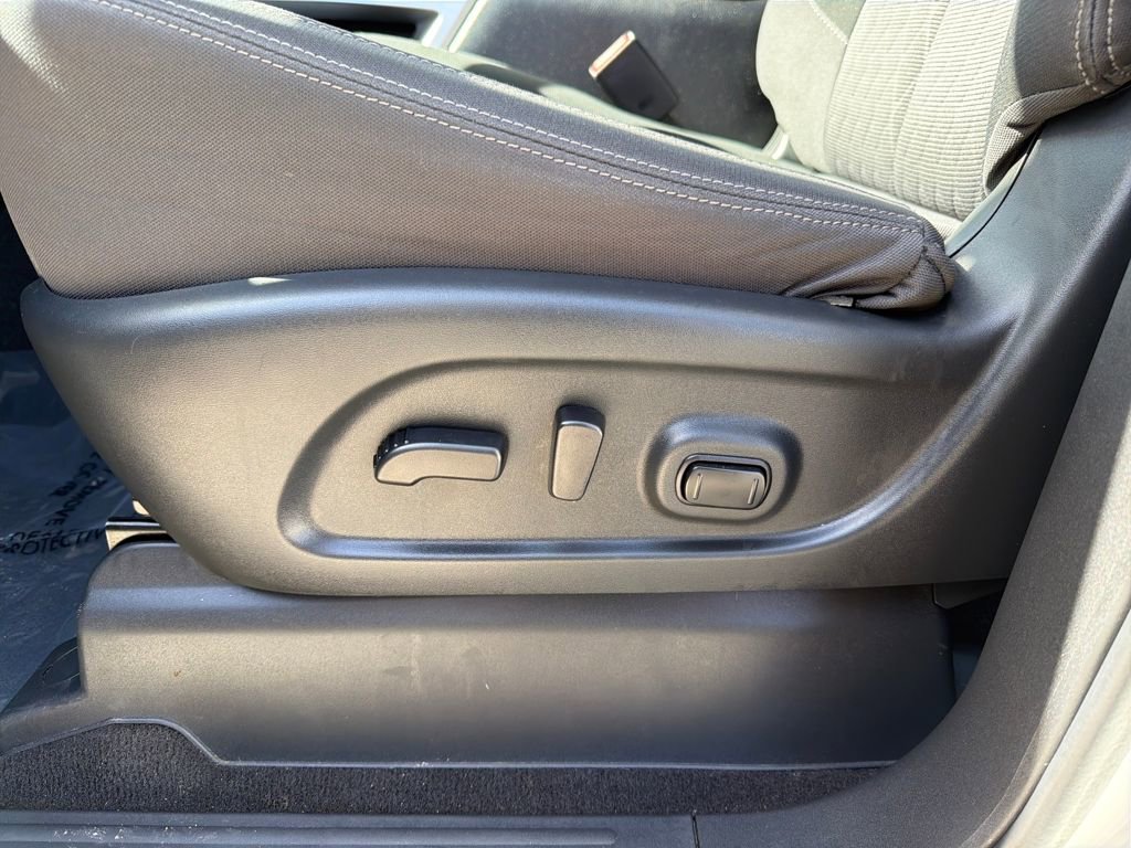 Used 2024 Nissan Titan SV w/ SV Convenience Package image 16