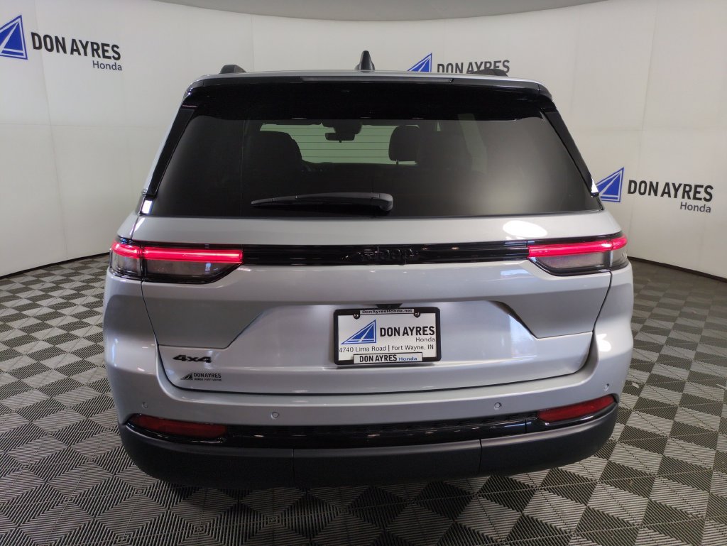 Used 2025 Jeep Grand Cherokee Altitude AWD/4WD image 4