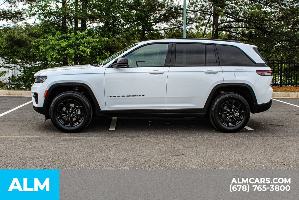 Used 2025 Jeep Grand Cherokee Altitude AWD/4WD image 6