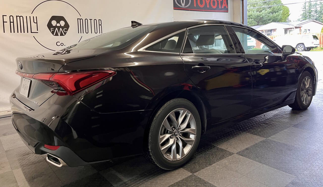Used 2019 Toyota Avalon XLE w/ Moonroof Package image 4