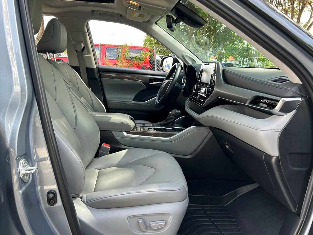 Used 2021 Toyota Highlander Limited image 35