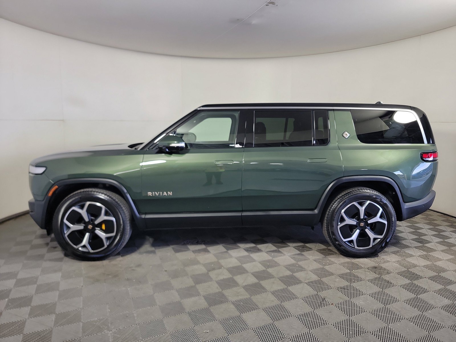 Used 2024 Rivian R1S Adventure AWD/4WD image 2