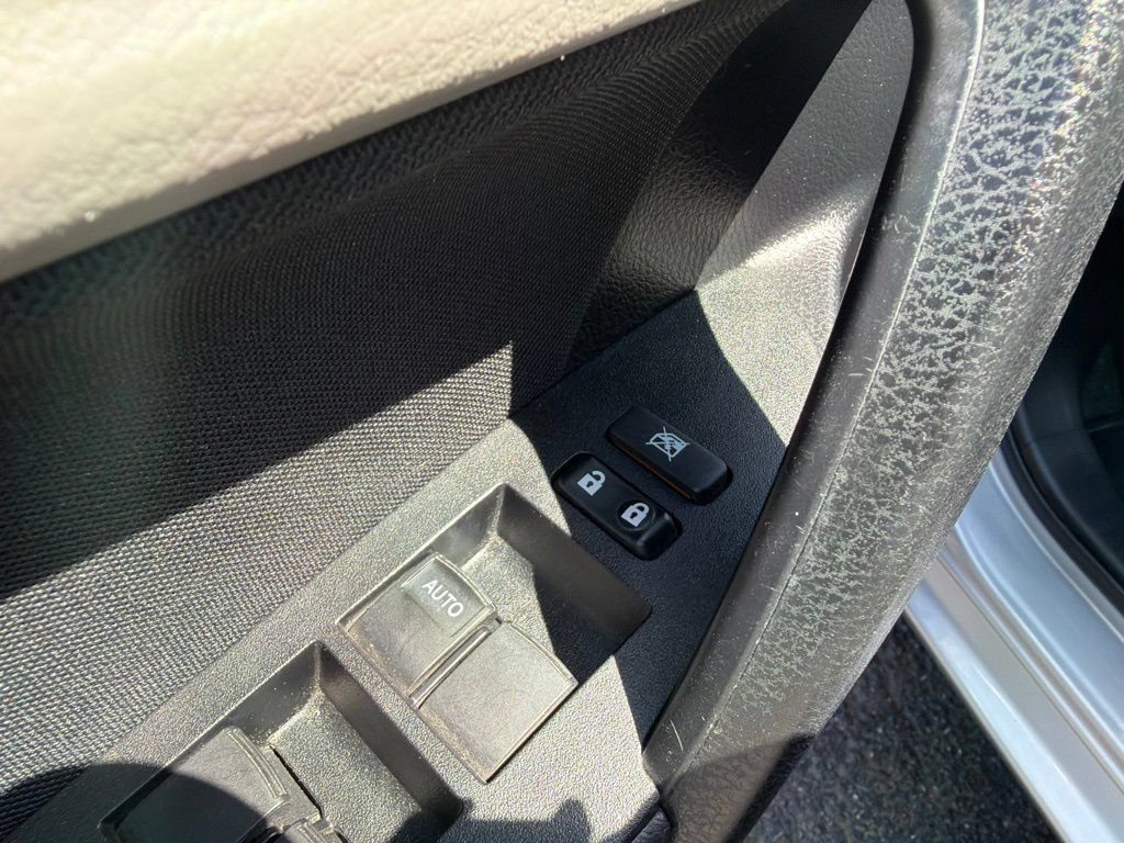 Used 2017 Toyota Corolla LE w/ Carpet Mat Package (TMS) FWD image 13