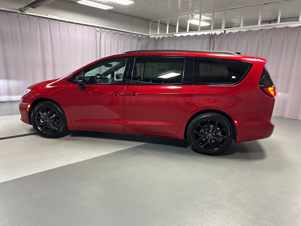 New 2026 Chrysler Pacifica Select w/ S Appearance Package FWD image 4
