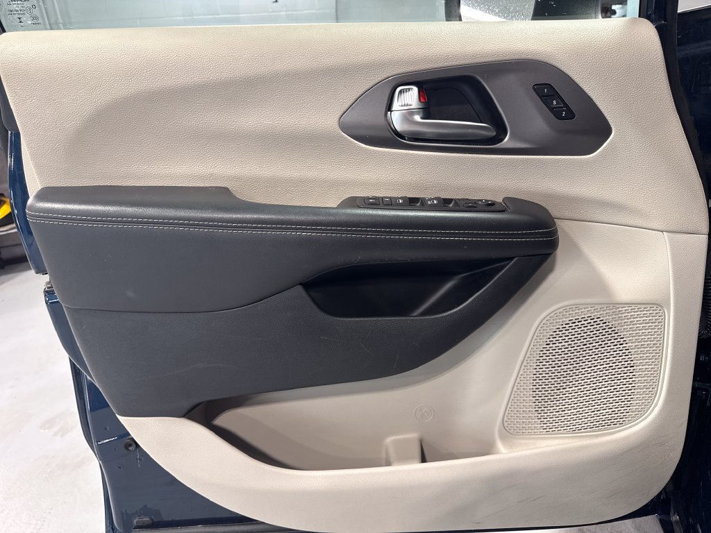 Used 2023 Chrysler Pacifica Touring-L FWD image 29