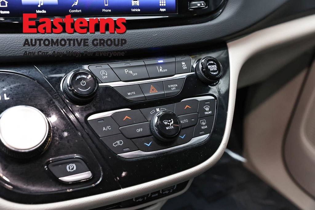 Used 2023 Chrysler Pacifica Touring-L FWD image 20