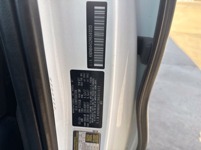 Used 2024 Kia Carnival LX FWD image 23