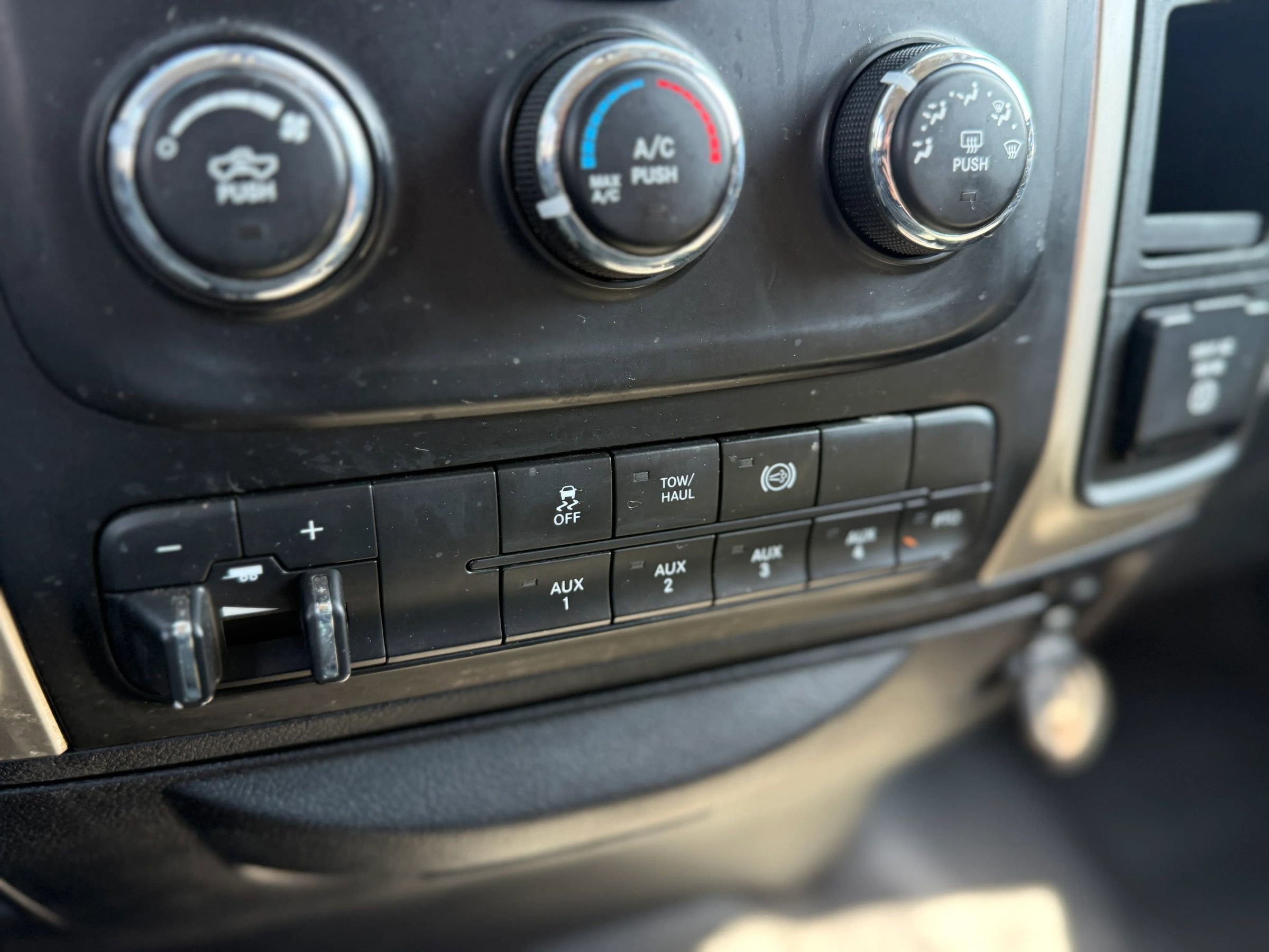 Used 2015 RAM 3500 SLT w/ Quick Order Package 29G SLT AWD/4WD image 38