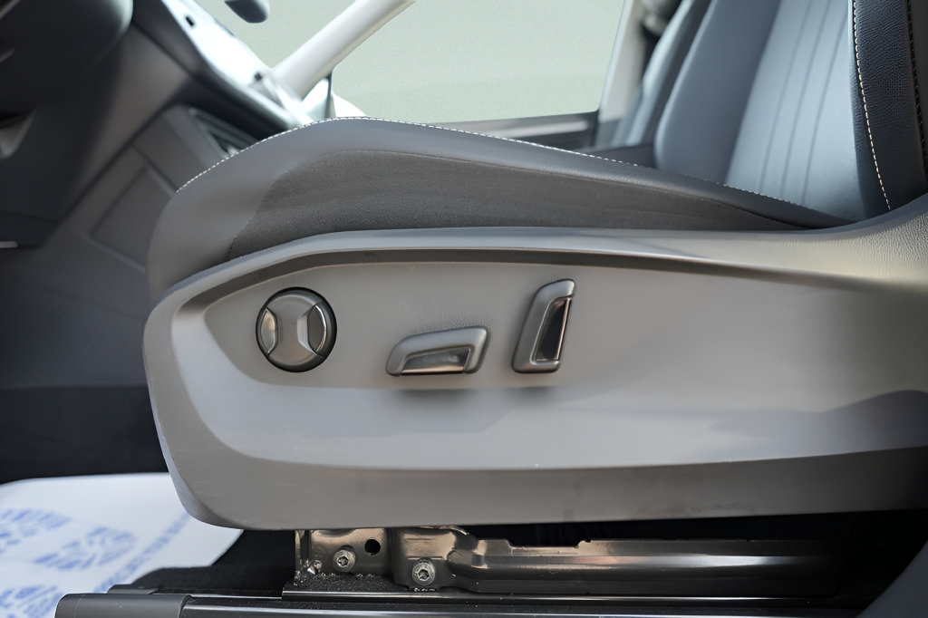Used 2023 Volkswagen Tiguan SE w/ Panoramic Sunroof Package FWD image 23