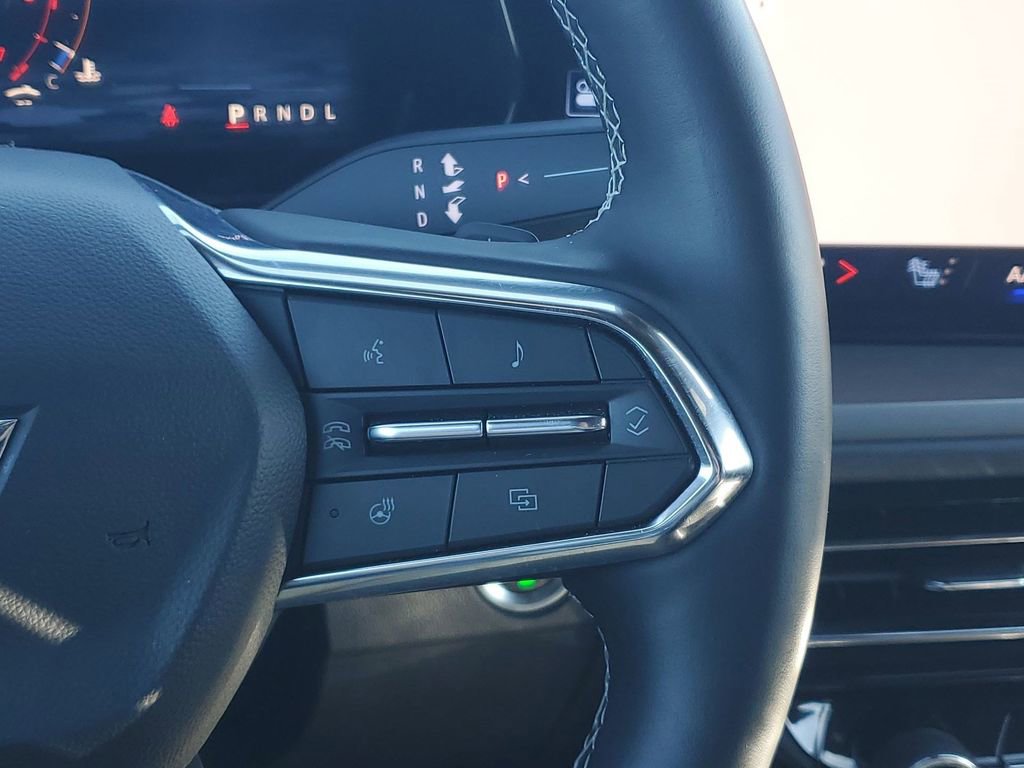 Used 2025 Chevrolet Traverse LT image 36