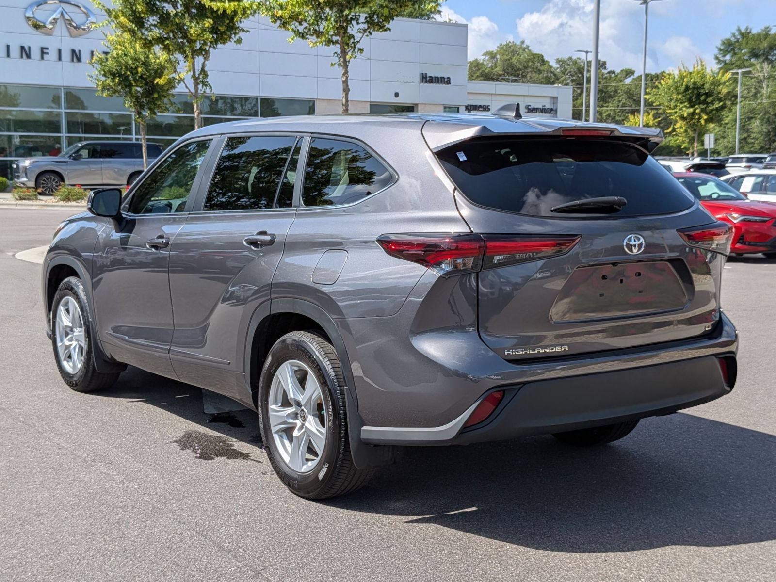 Used 2024 Toyota Highlander LE FWD image 5