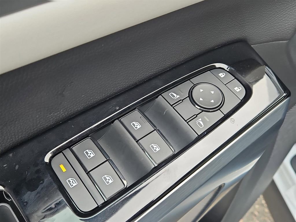 New 2025 Nissan Pathfinder SL w/ Black Appearance Package image 9