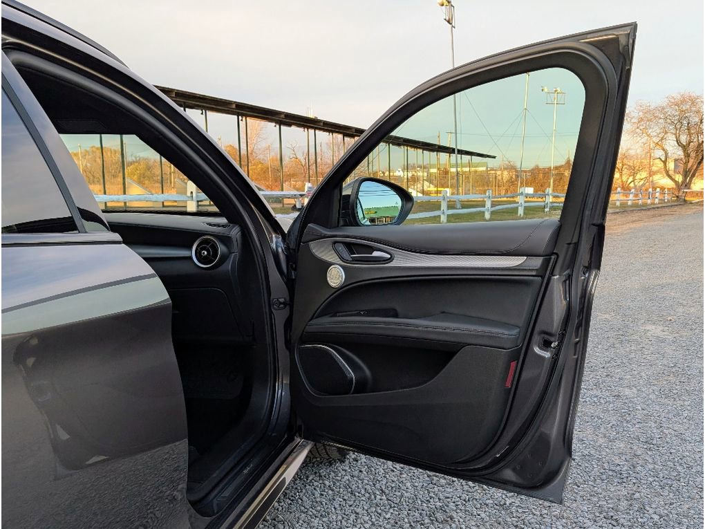 Used 2022 Alfa Romeo Stelvio Veloce image 11