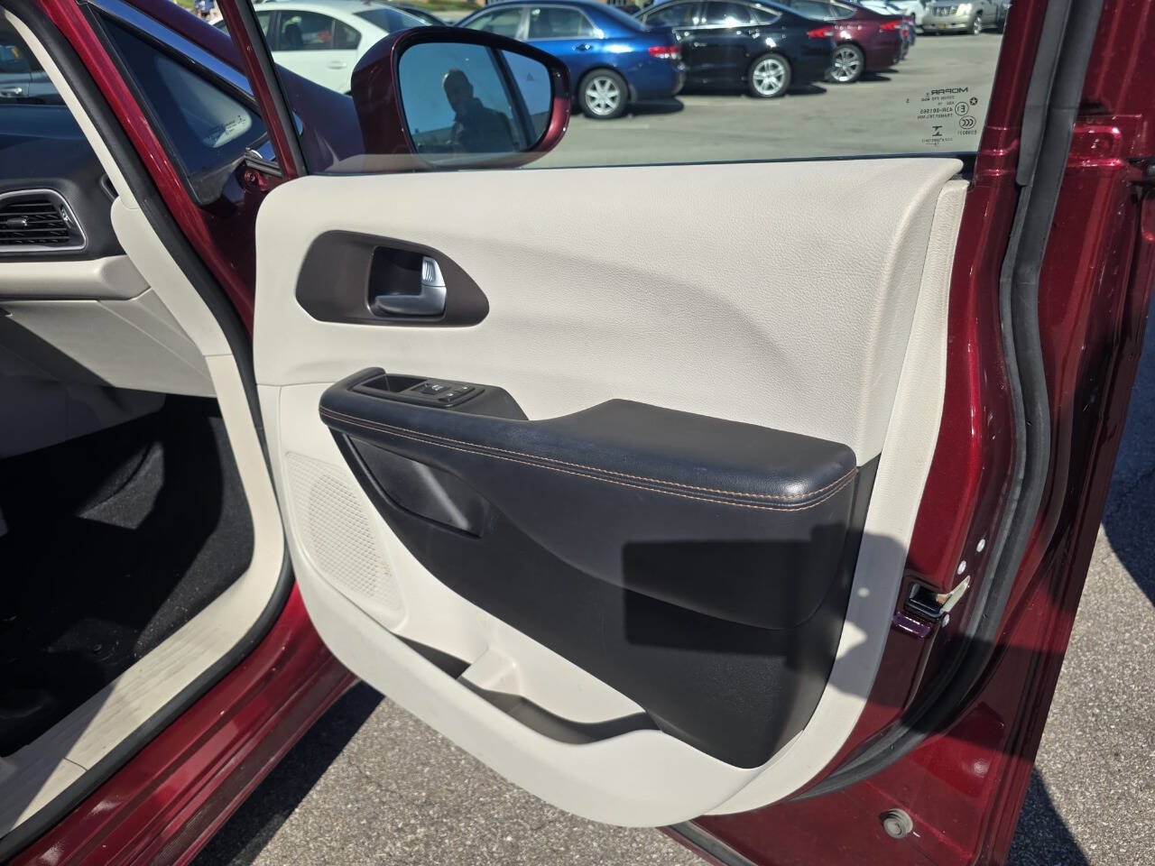 Used 2017 Chrysler Pacifica Touring-L w/ Tire & Wheel Group FWD image 32