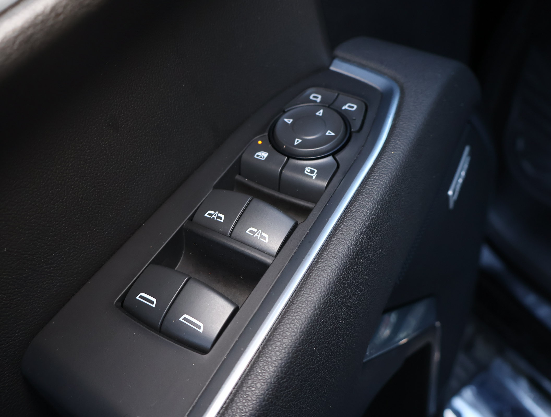 Used 2025 Chevrolet Silverado 1500 LTZ AWD/4WD image 8