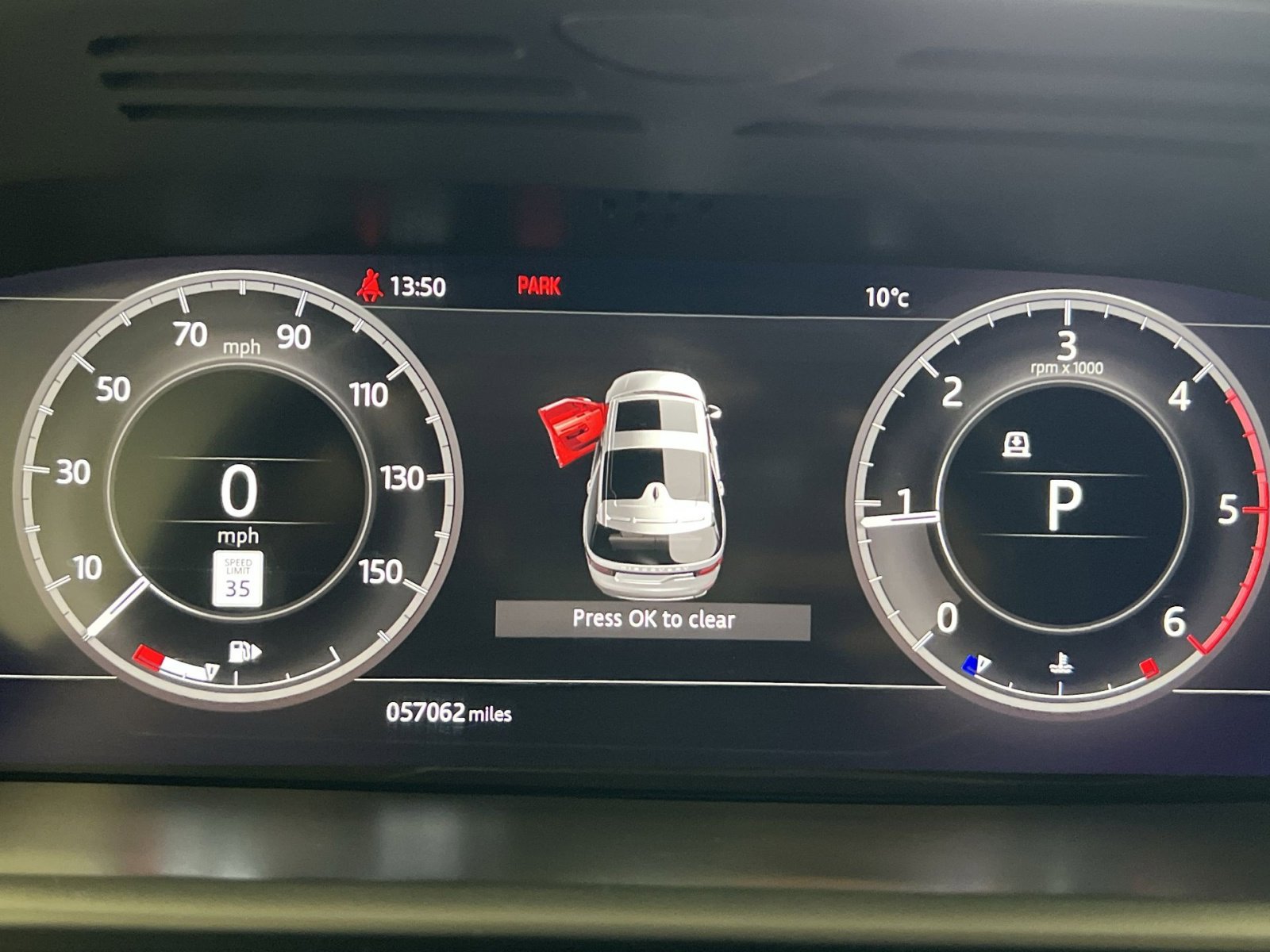 Used 2020 Land Rover Discovery HSE image 17