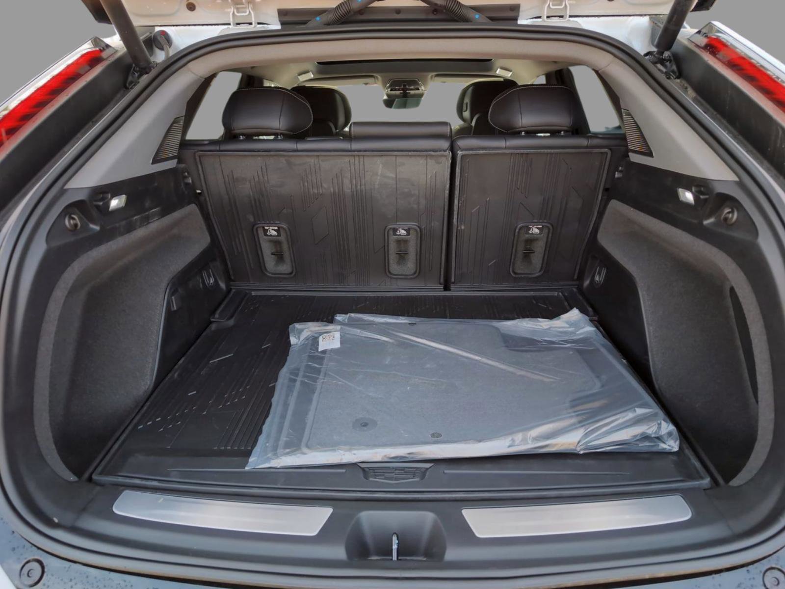 New 2025 Cadillac Optiq Luxury 1 image 30