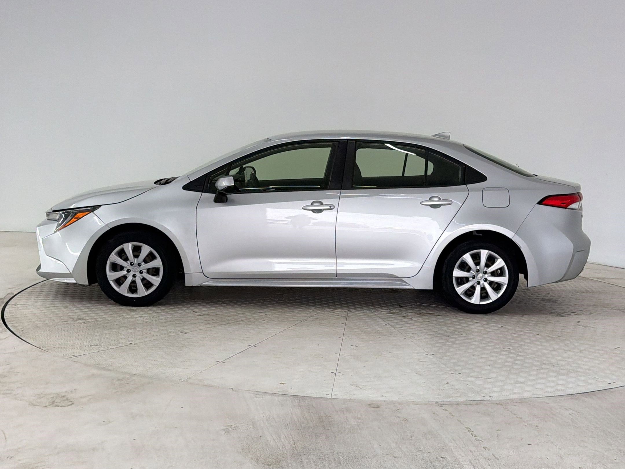 Used 2022 Toyota Corolla LE image 2