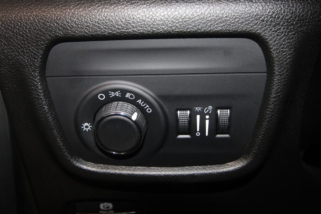 Used 2022 Jeep Grand Cherokee Laredo w/ Luxury Tech Group I image 9