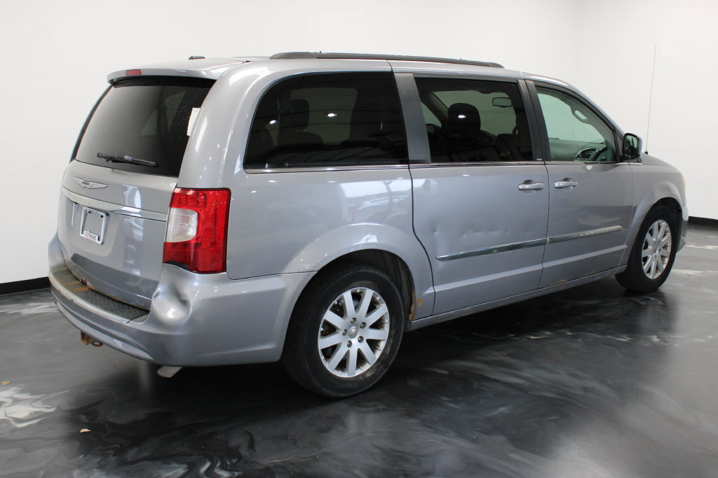 Used 2014 Chrysler Town & Country Touring FWD image 27