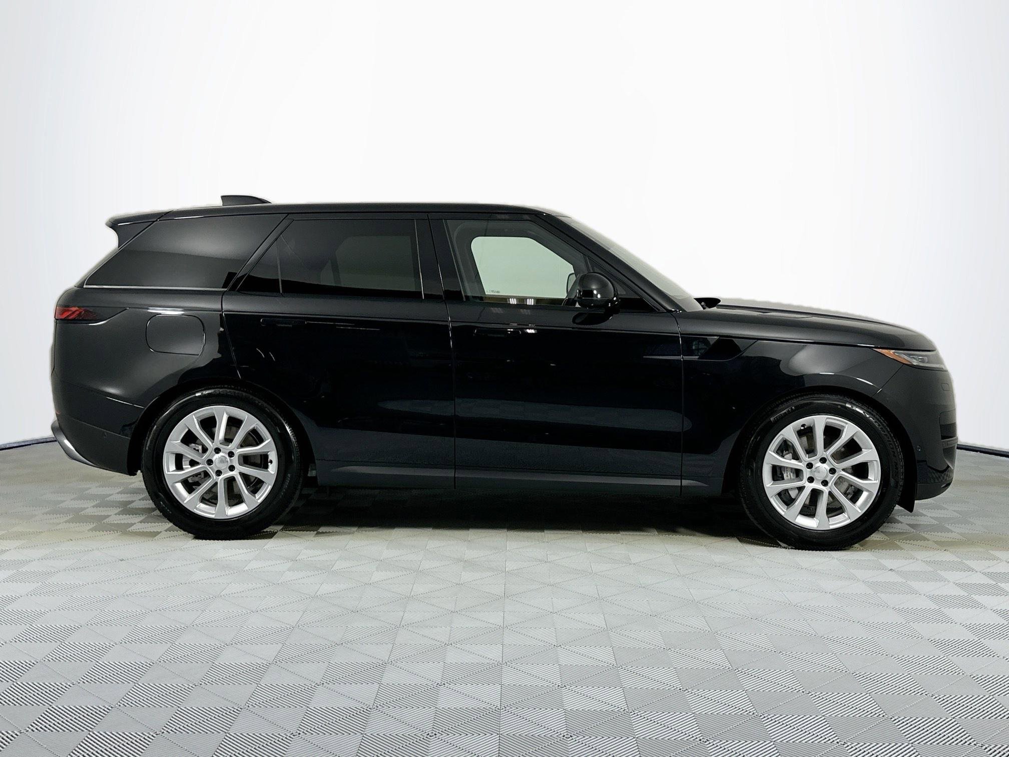 Used 2025 Land Rover Range Rover Sport SE image 4