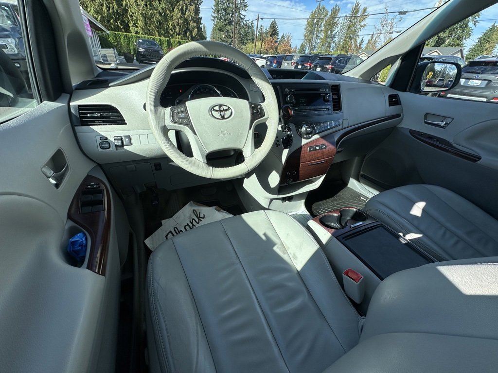 Used 2014 Toyota Sienna XLE image 13