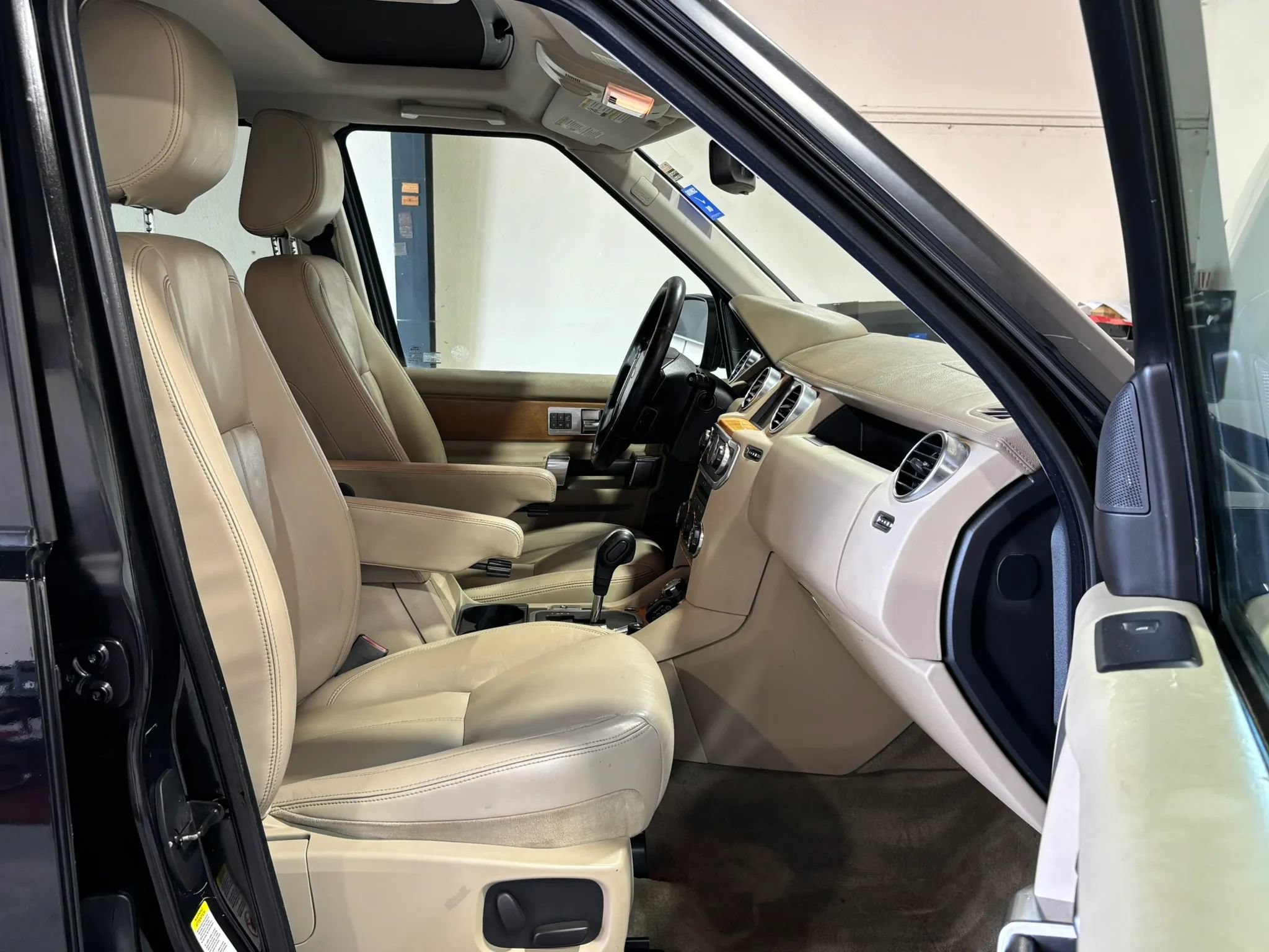 Used 2011 Land Rover LR4 HSE LUX AWD/4WD image 14