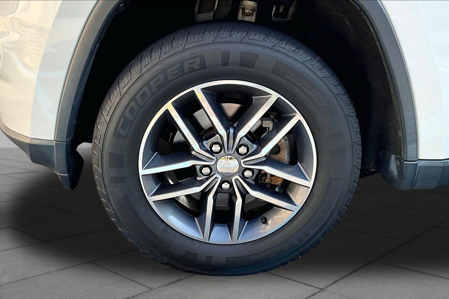Used 2018 Jeep Grand Cherokee Limited w/ Trailer Tow Group IV AWD/4WD image 11