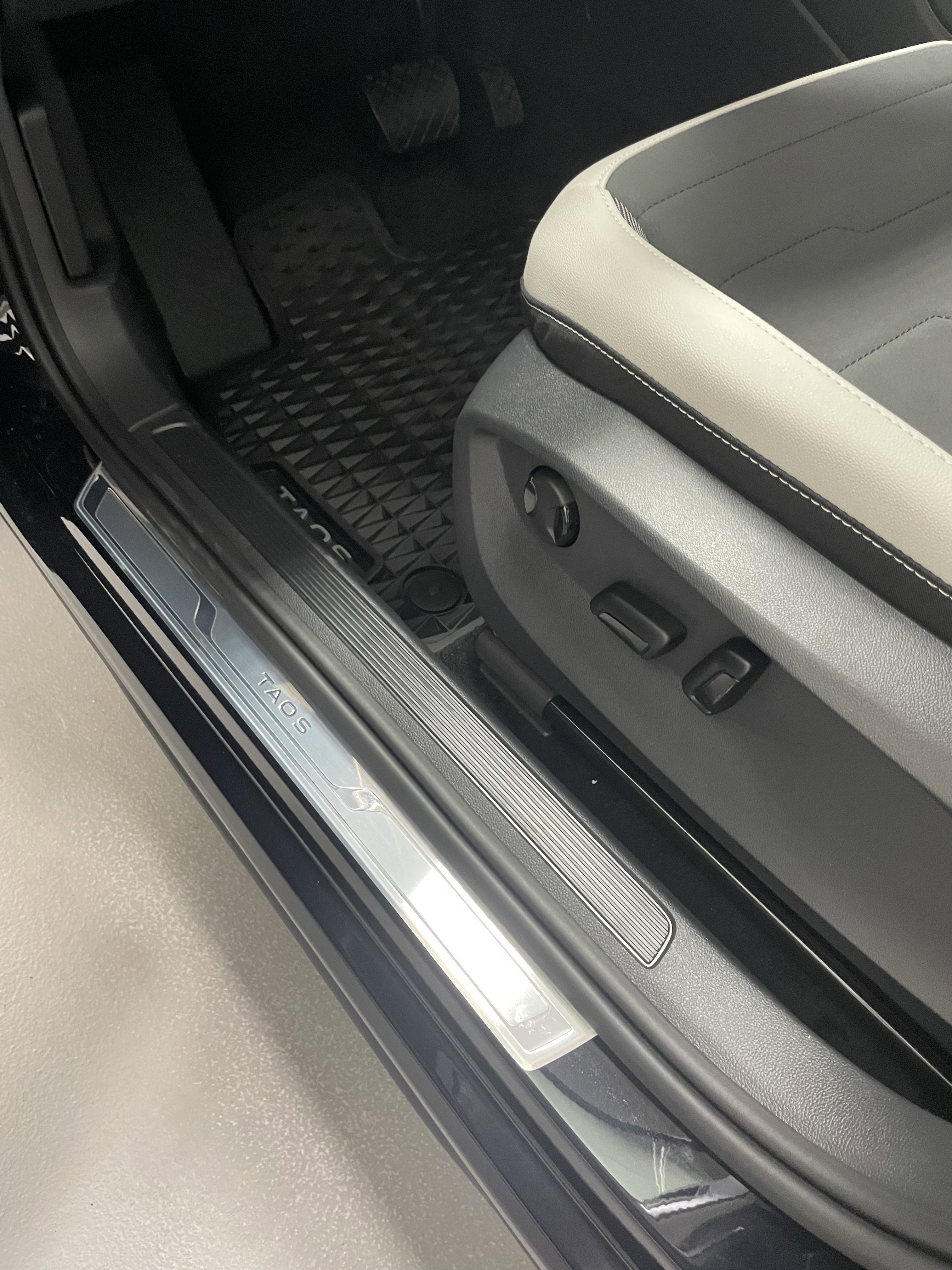 New 2025 Volkswagen Taos SE image 6