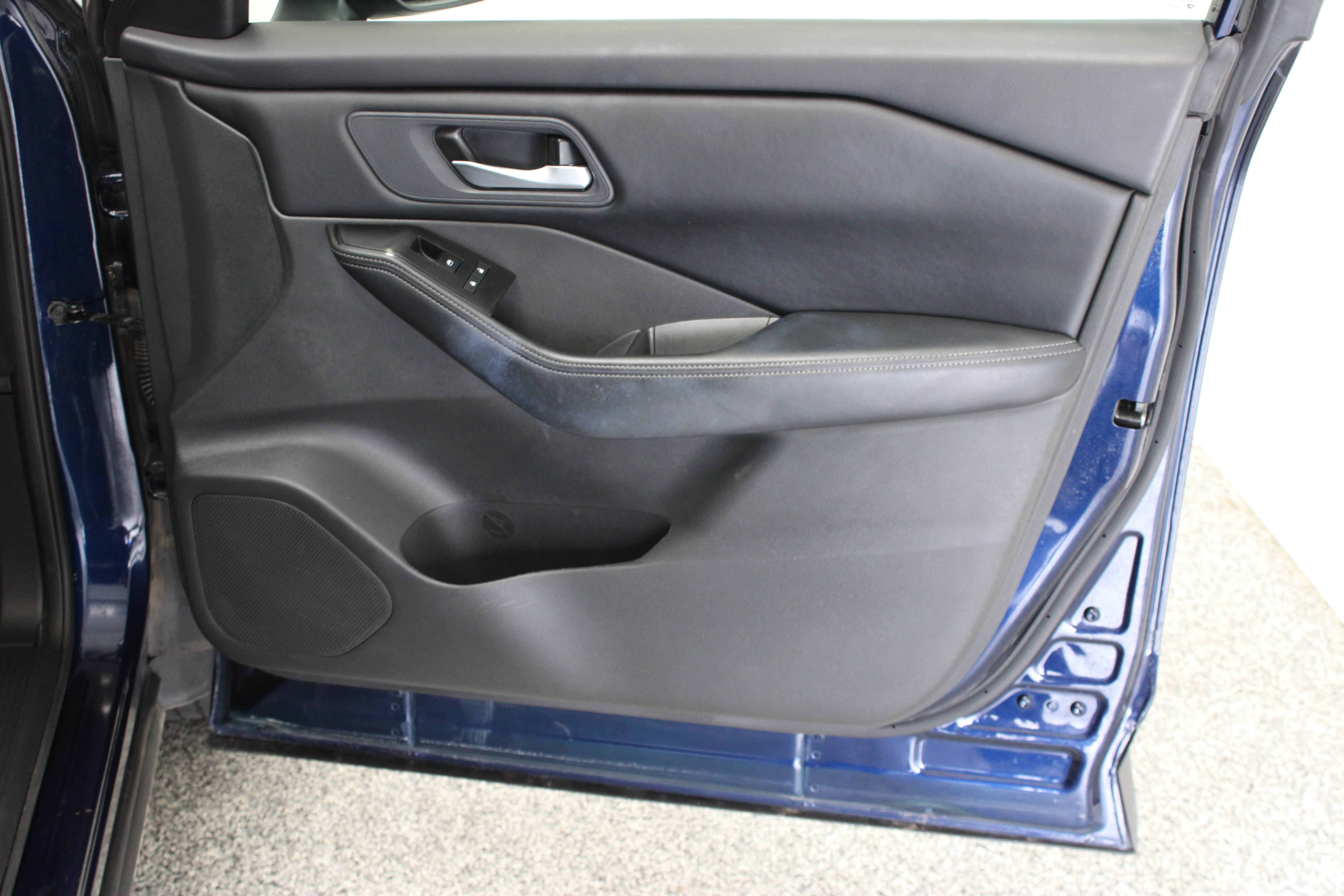 Used 2025 Nissan Rogue SV FWD image 34