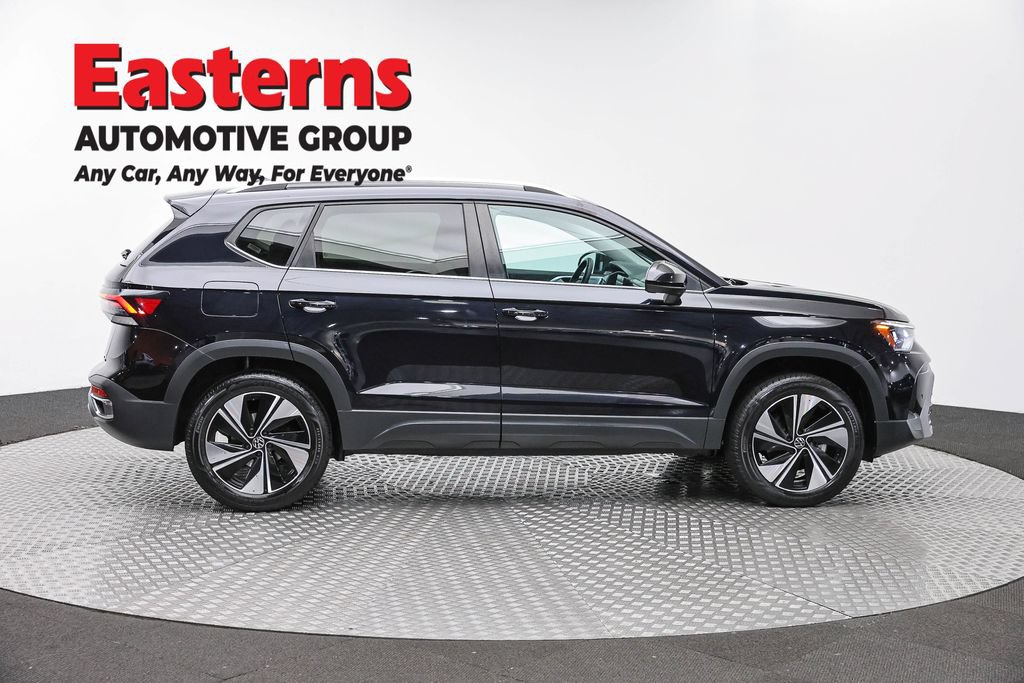 Used 2025 Volkswagen Taos SE AWD/4WD image 4