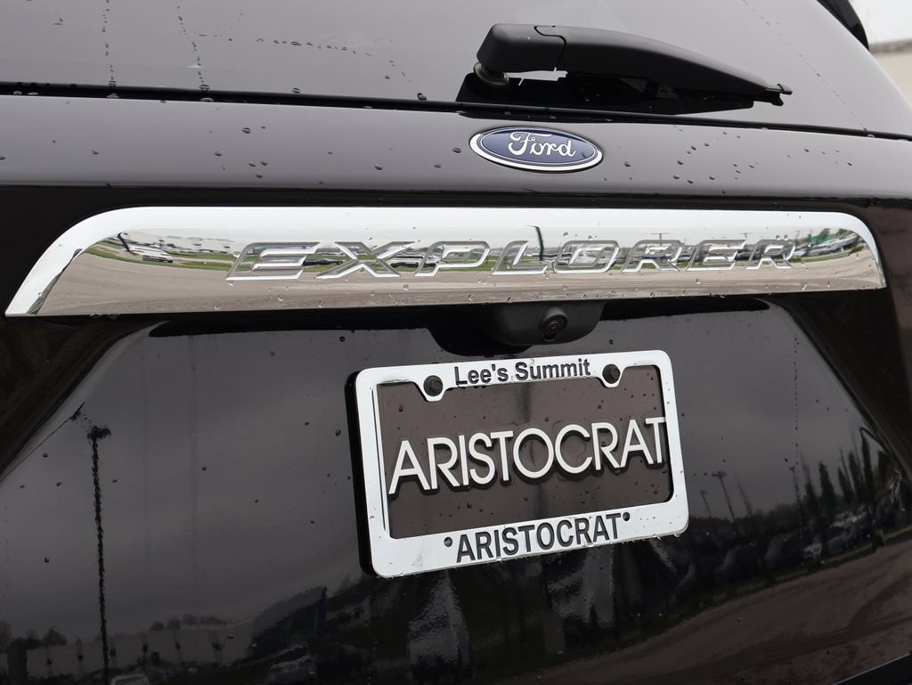 Used 2022 Ford Explorer Limited w/ Equipment Group 301A AWD/4WD image 8