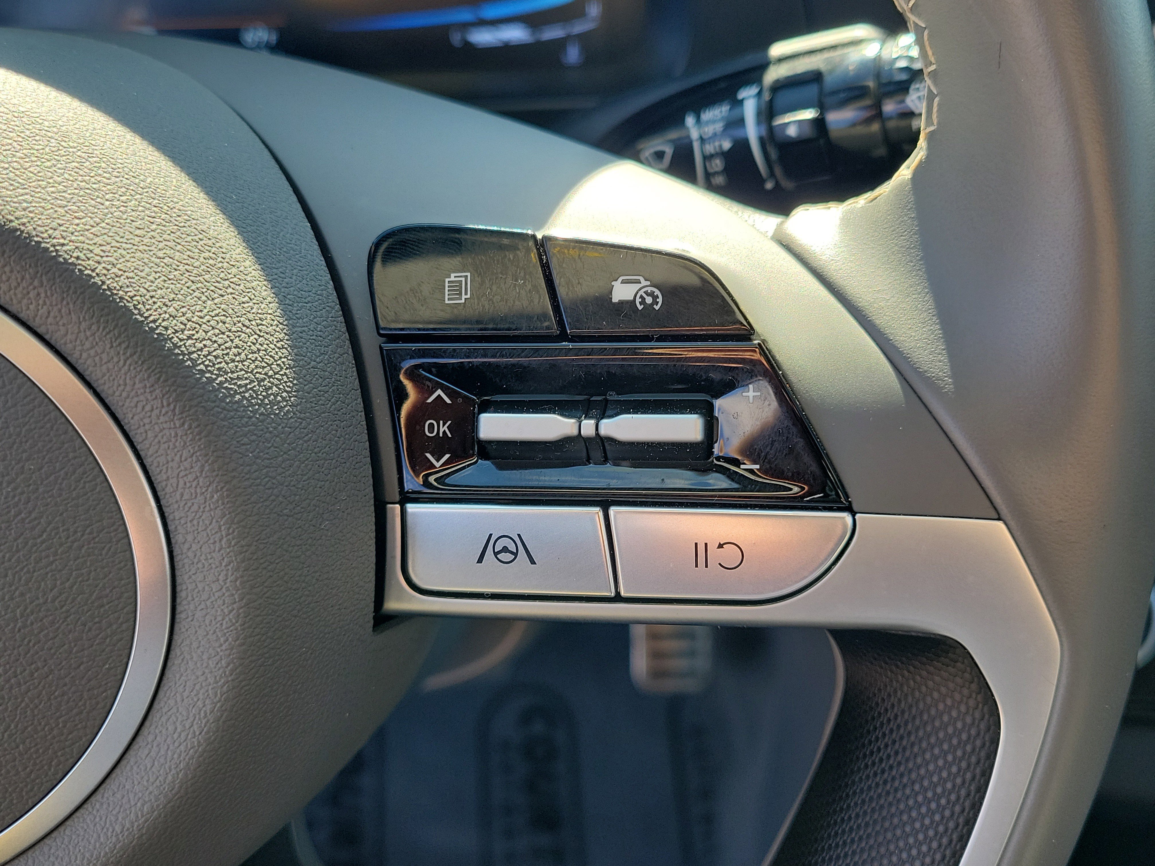 Certified 2025 Hyundai Elantra Sport w/ Cargo Package image 23