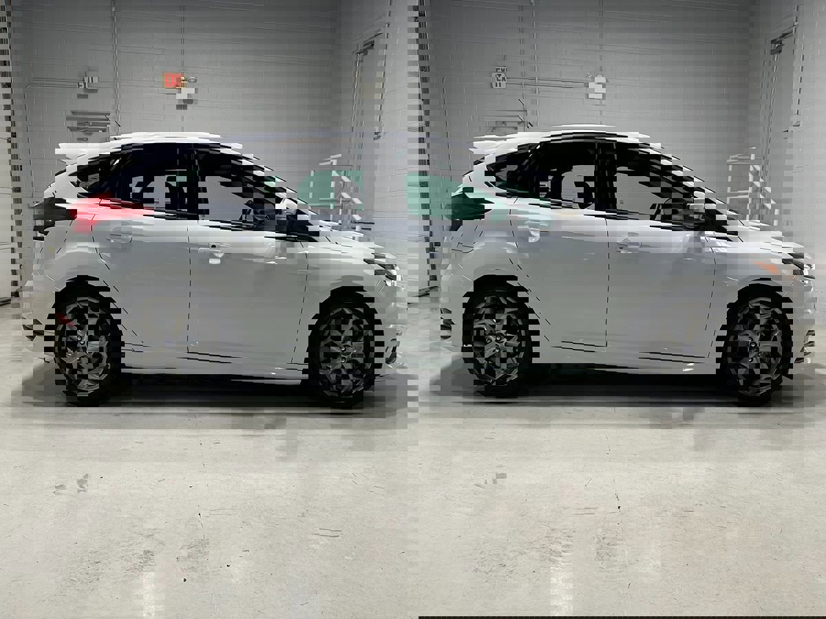 Used 2017 Ford Focus ST image 2