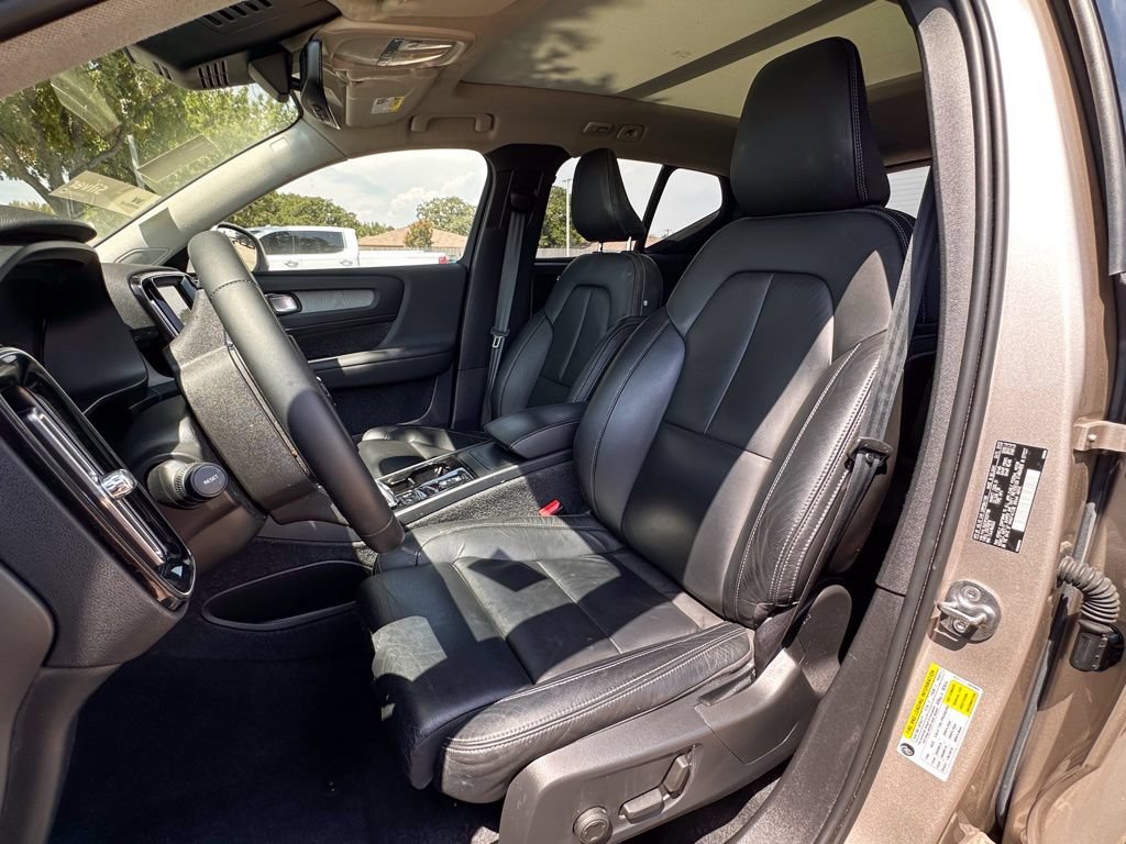 Used 2023 Volvo XC40 B5 Plus AWD/4WD image 9