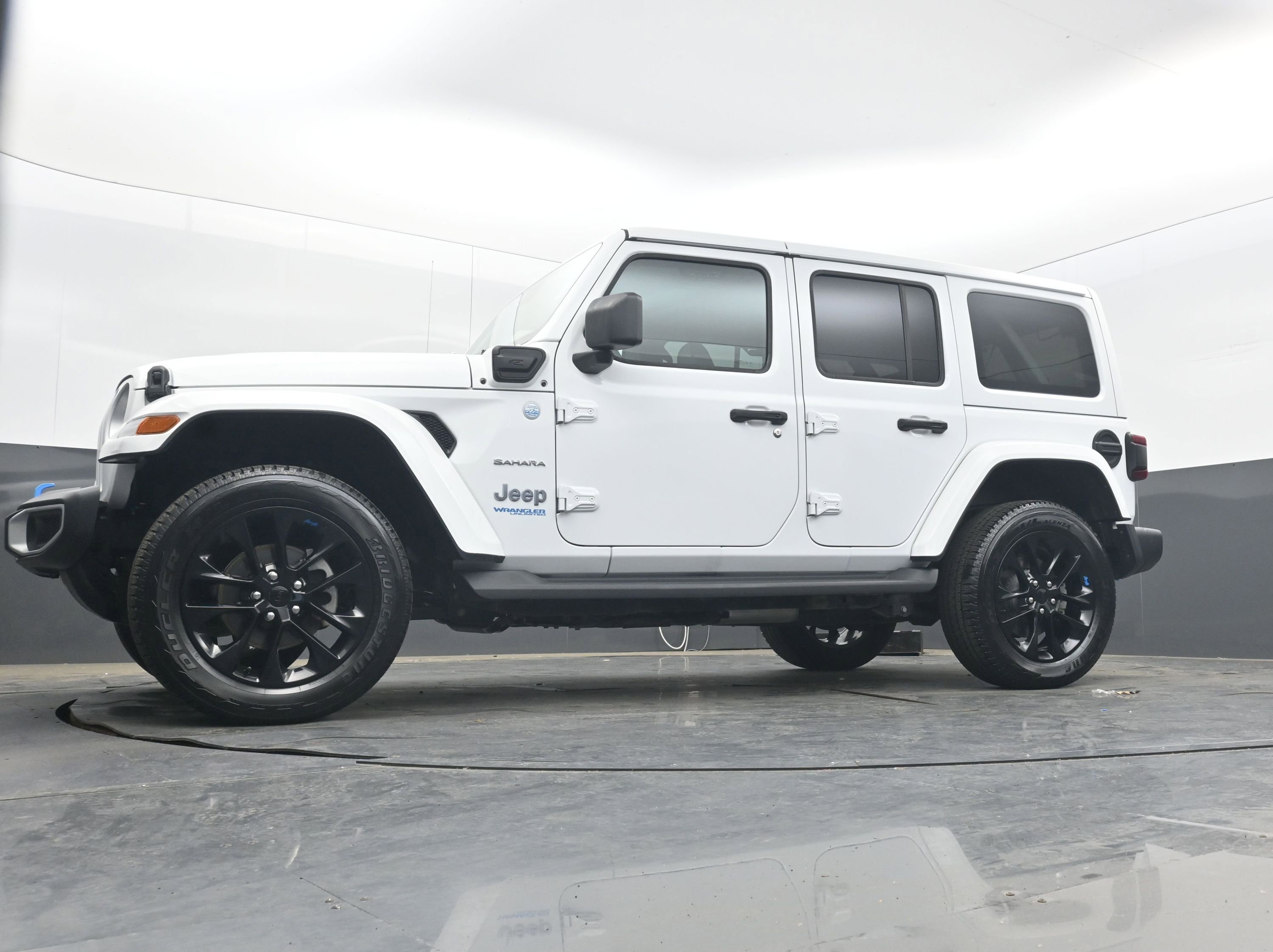 Used 2022 Jeep Wrangler Unlimited Sahara w/ Cold Weather Group AWD/4WD image 28