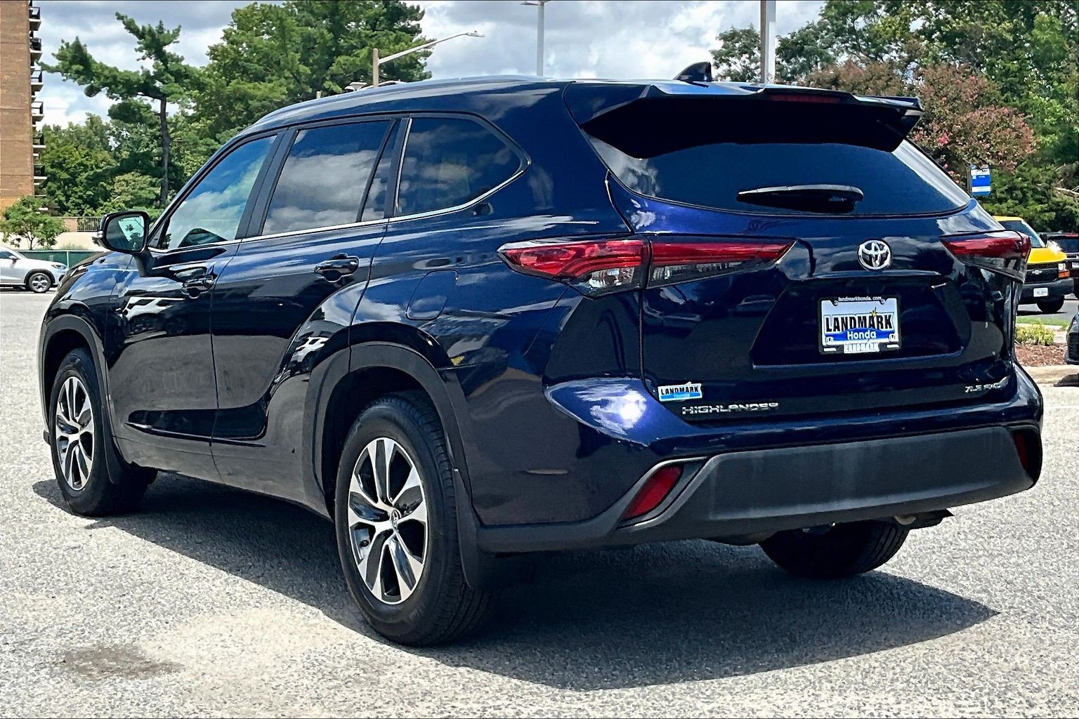Used 2023 Toyota Highlander XLE AWD/4WD image 12