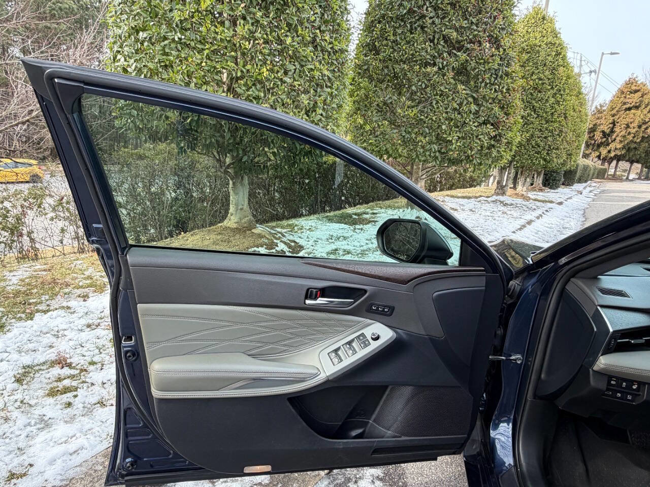 Used 2019 Toyota Avalon Limited image 16
