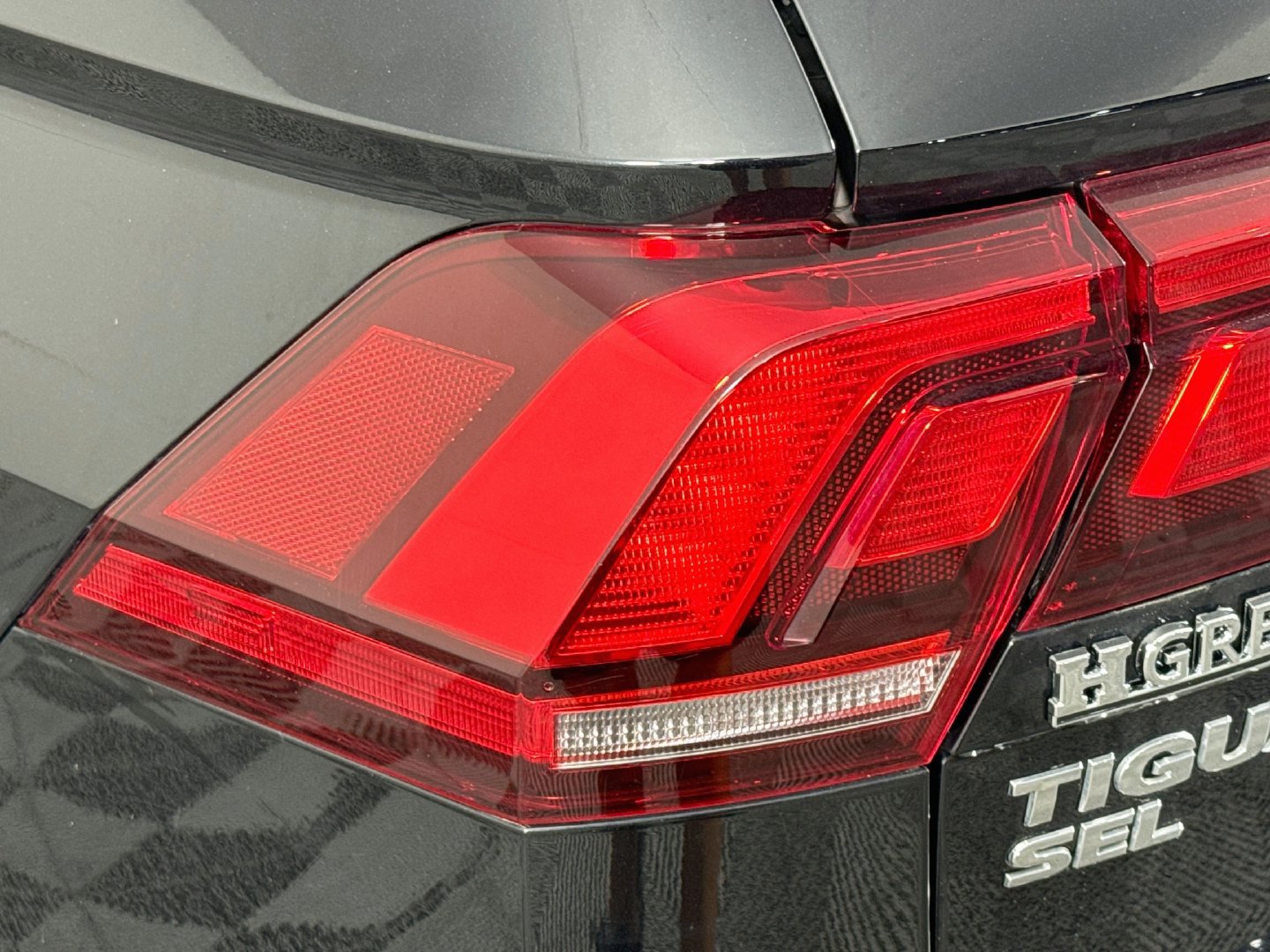 Used 2021 Volkswagen Tiguan SEL FWD image 33